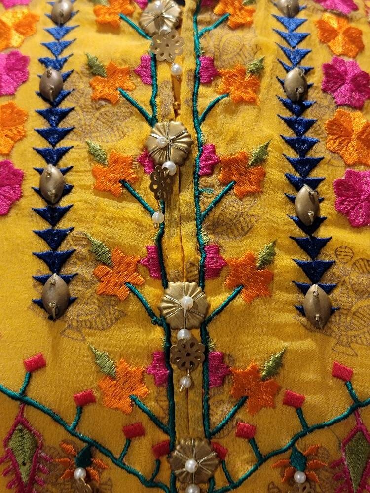 Yellow shirt with embroidery.