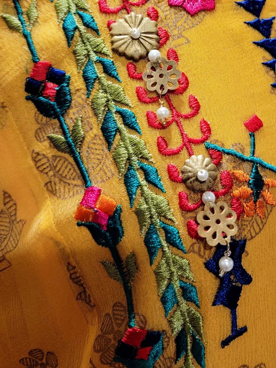 Yellow shirt with embroidery.