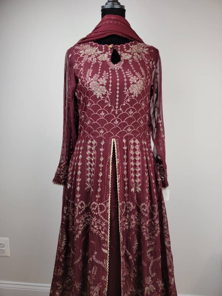 Maroon frock.size xsmall available. Please follow chart for proper measurements. Pakistani designer wear. Design might be slightly different