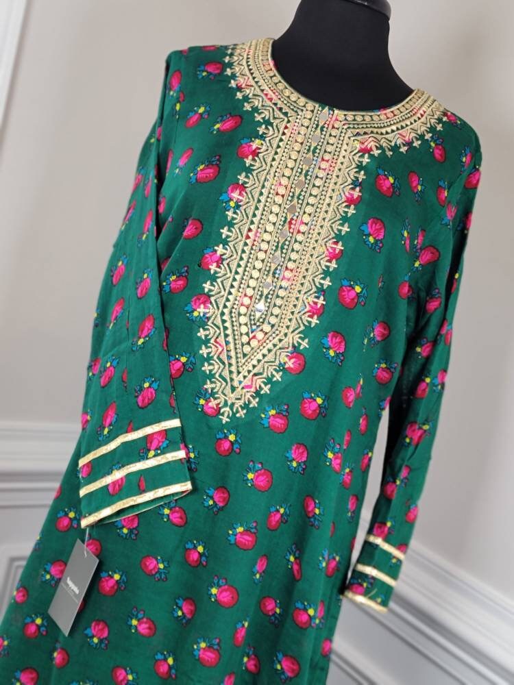 Green phulkari 2pc cotton shalwar kameez is perfect for your upcoming event.  Pakistani designer wear.  Ready to wear.